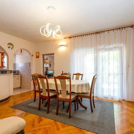 Apartman Three-bedroom In Rovanjska