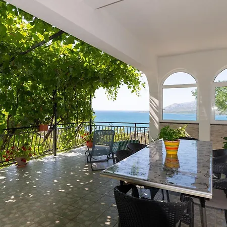 Three-bedroom In Apartman