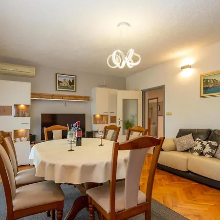 Apartman Three-bedroom In Rovanjska