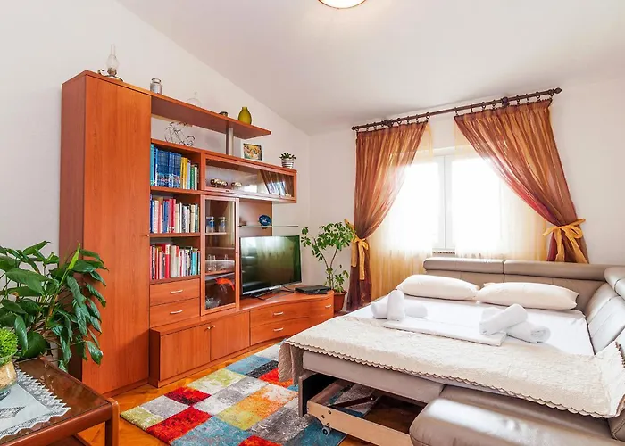 Three-bedroom In شقة