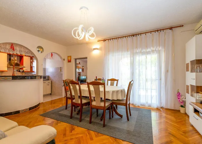 Апартаменты Three-bedroom In Рованьска